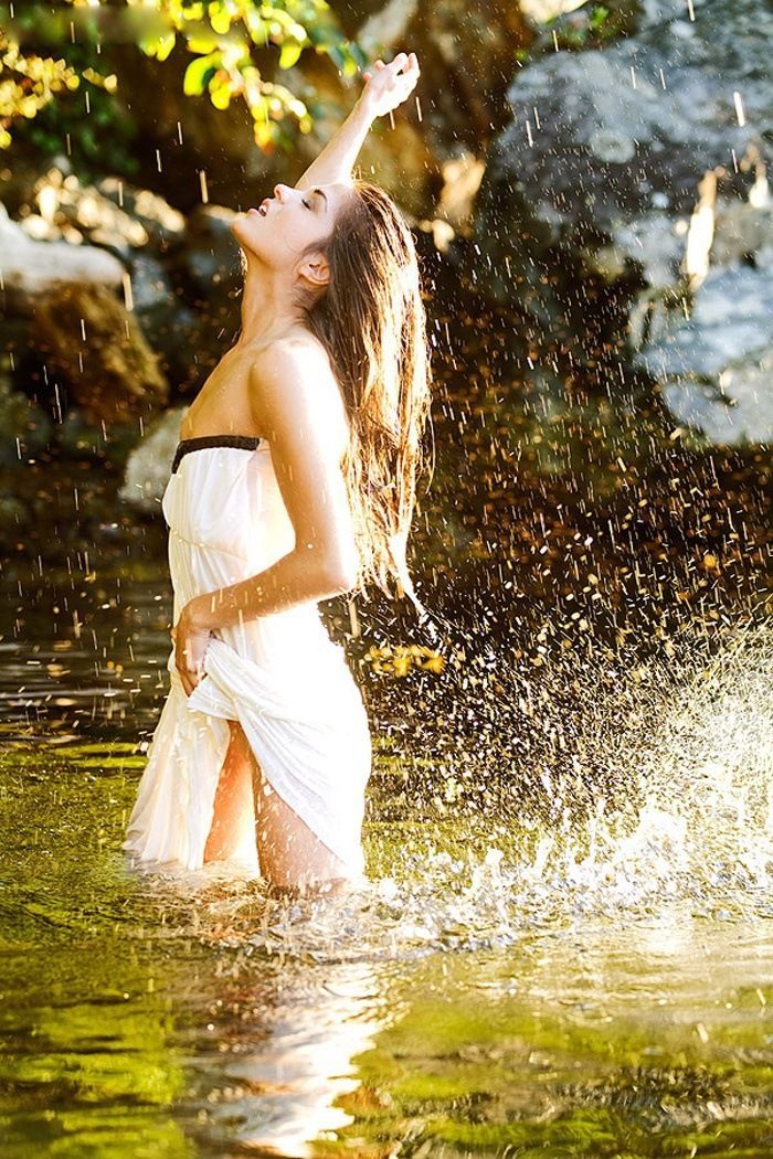 Marie Avgeropoulos in Memphis