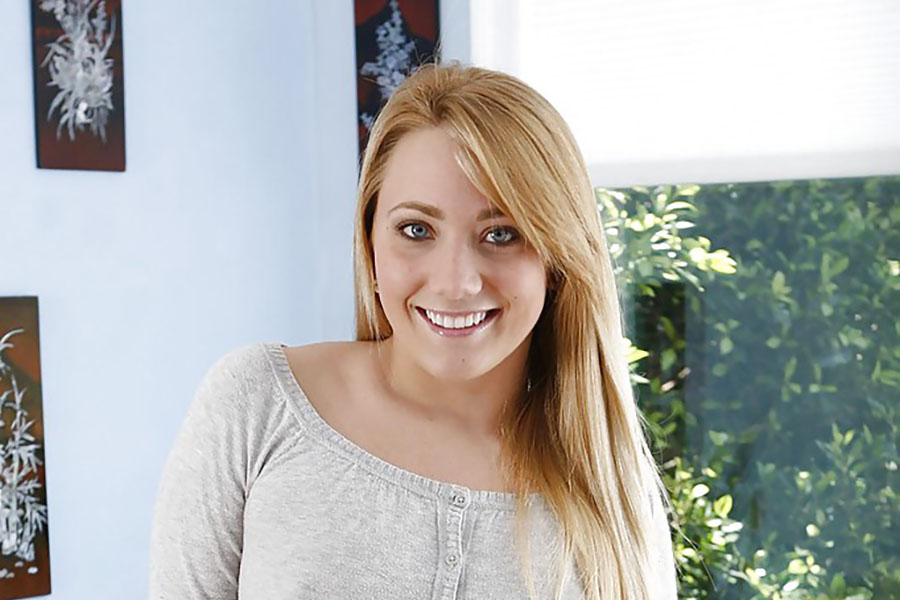 Smiley blonde in shorts 