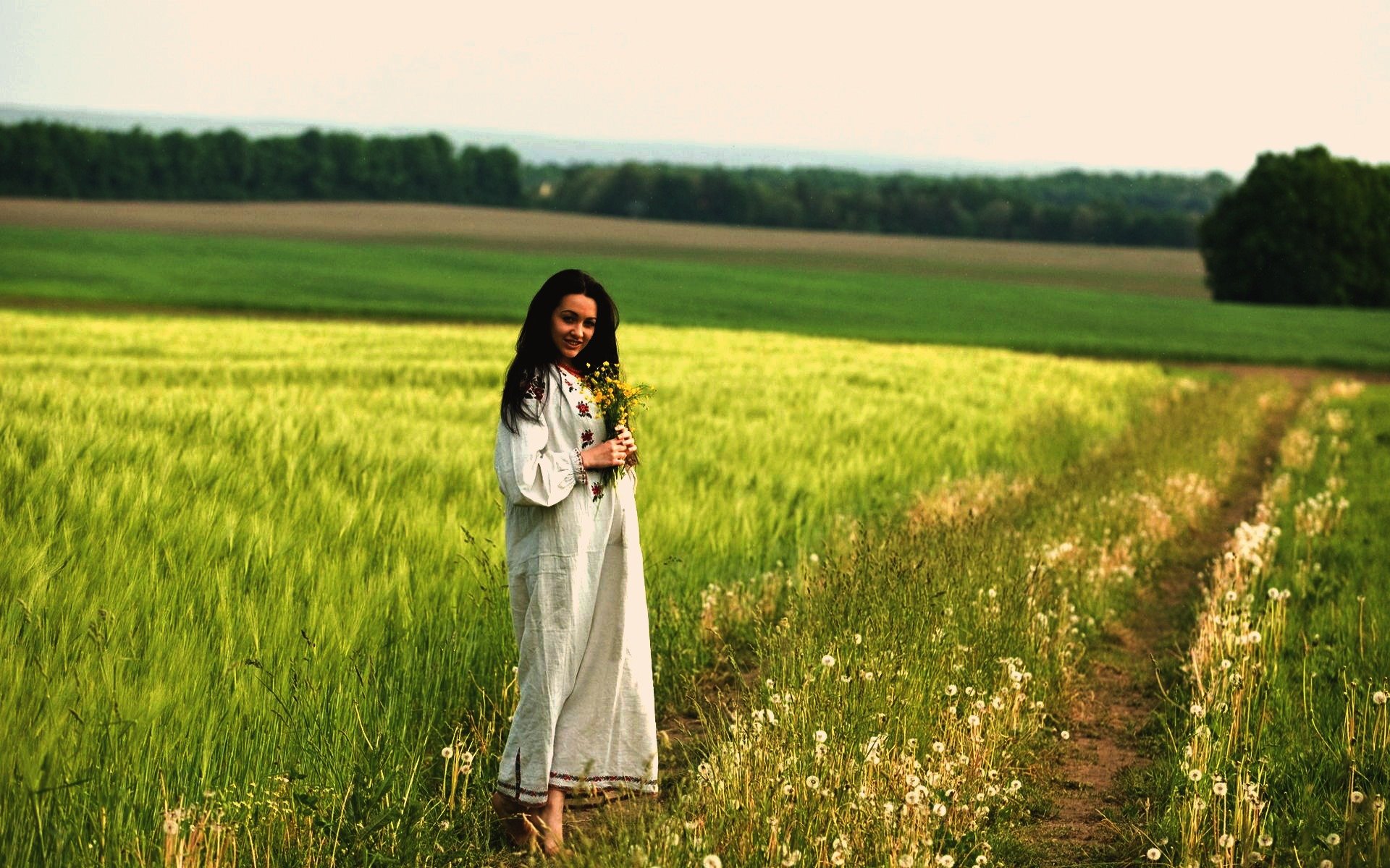 Women in Slavic costumes in Memphis