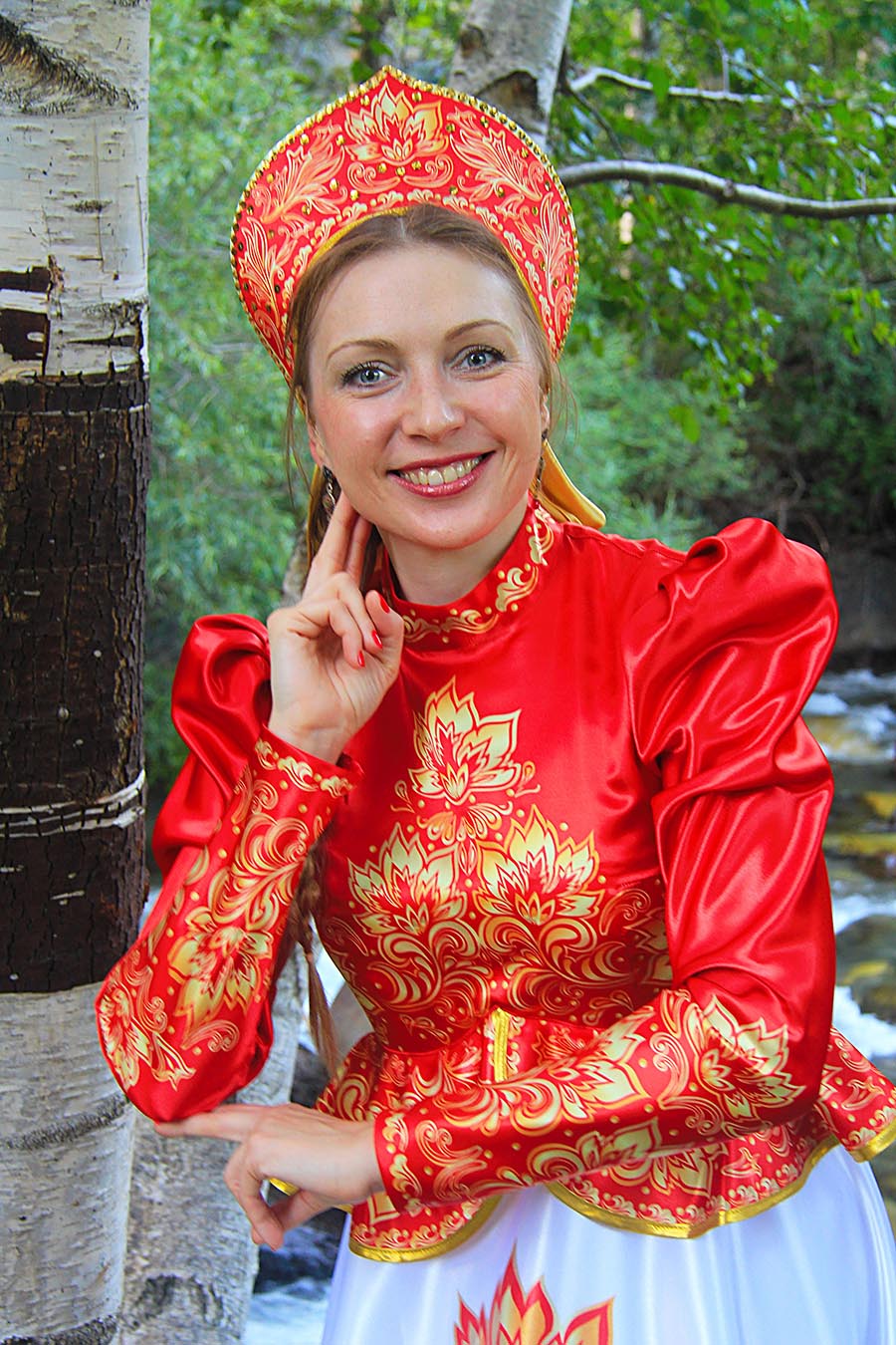 Women in Slavic costumes in Memphis