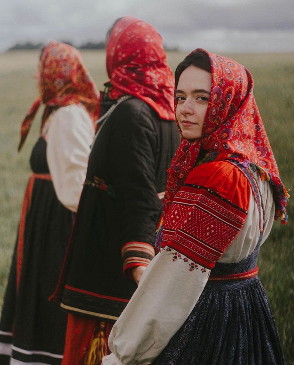 Women in Slavic costumes in Memphis