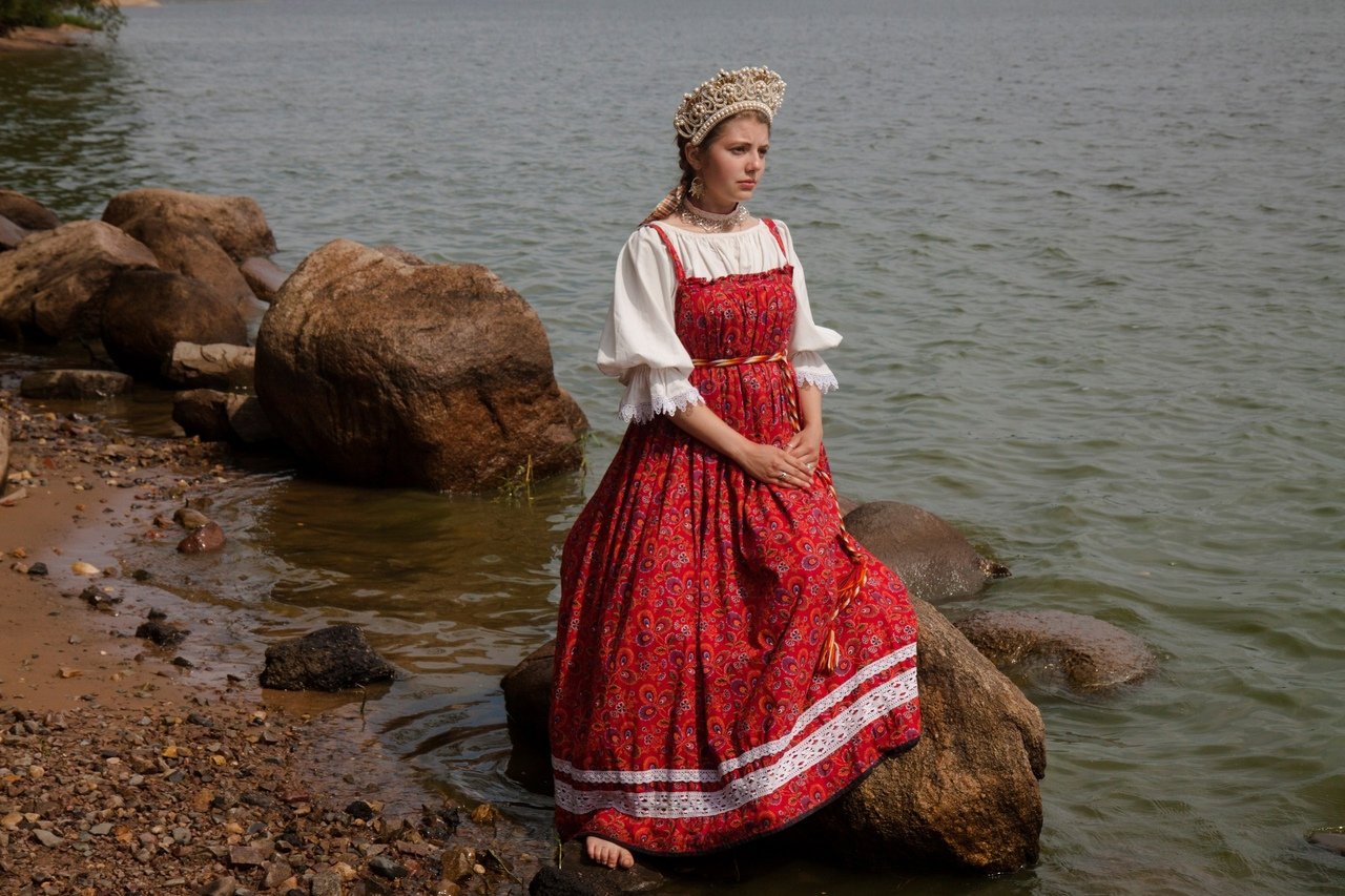 Women in Slavic costumes in Memphis