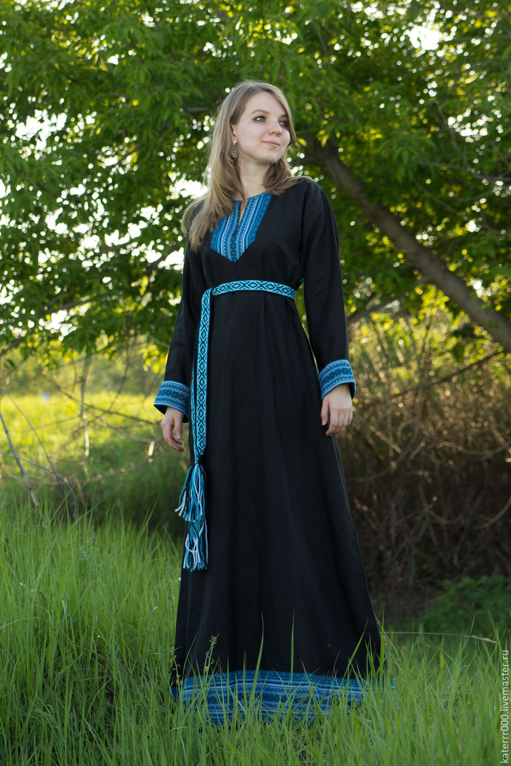 Women in Slavic costumes in Memphis