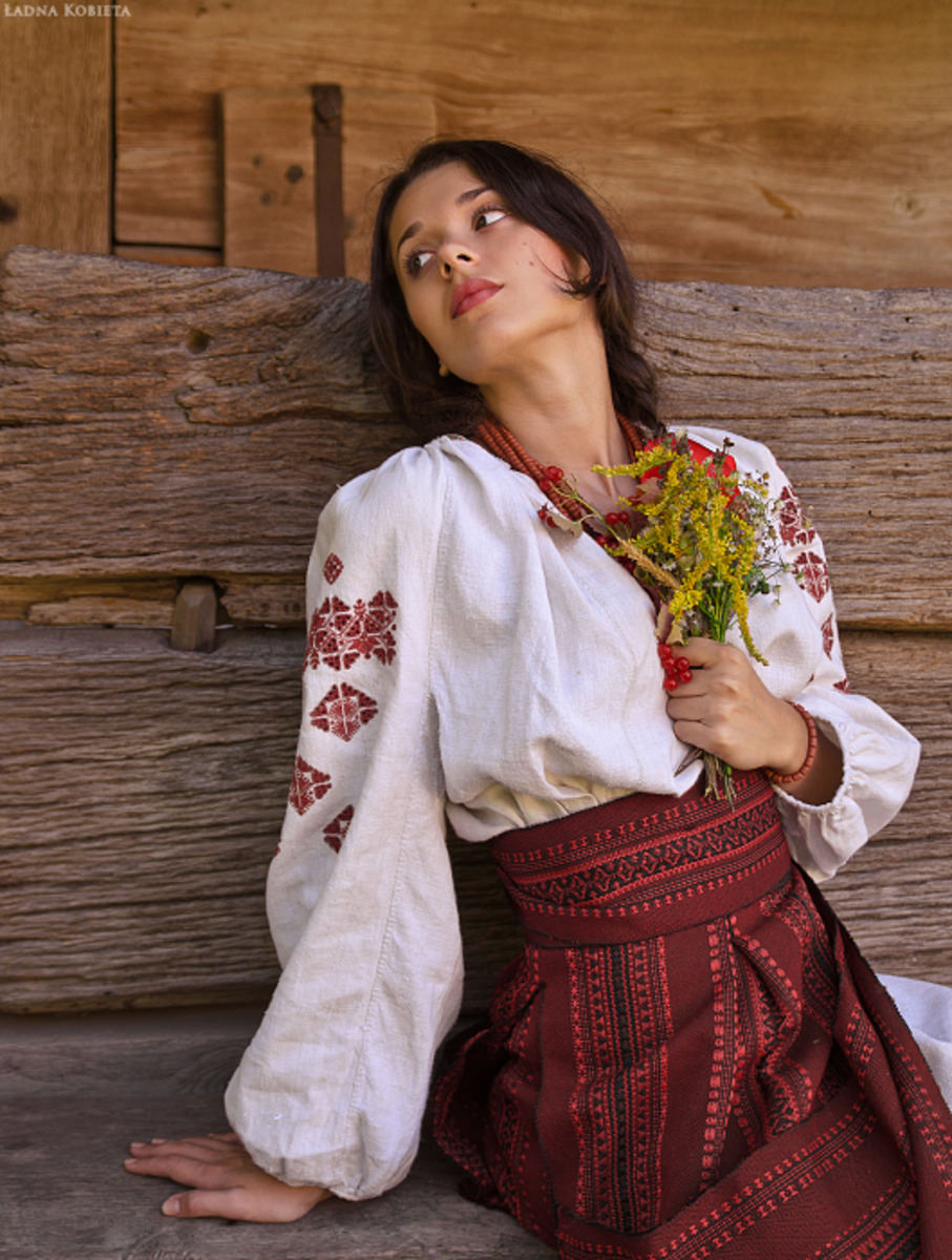 Girls in Slavic costumes in Memphis