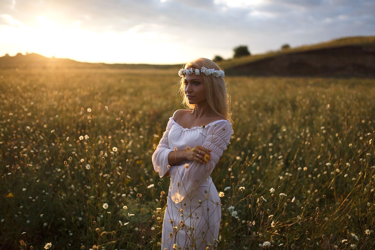 Girls in Slavic costumes in Memphis