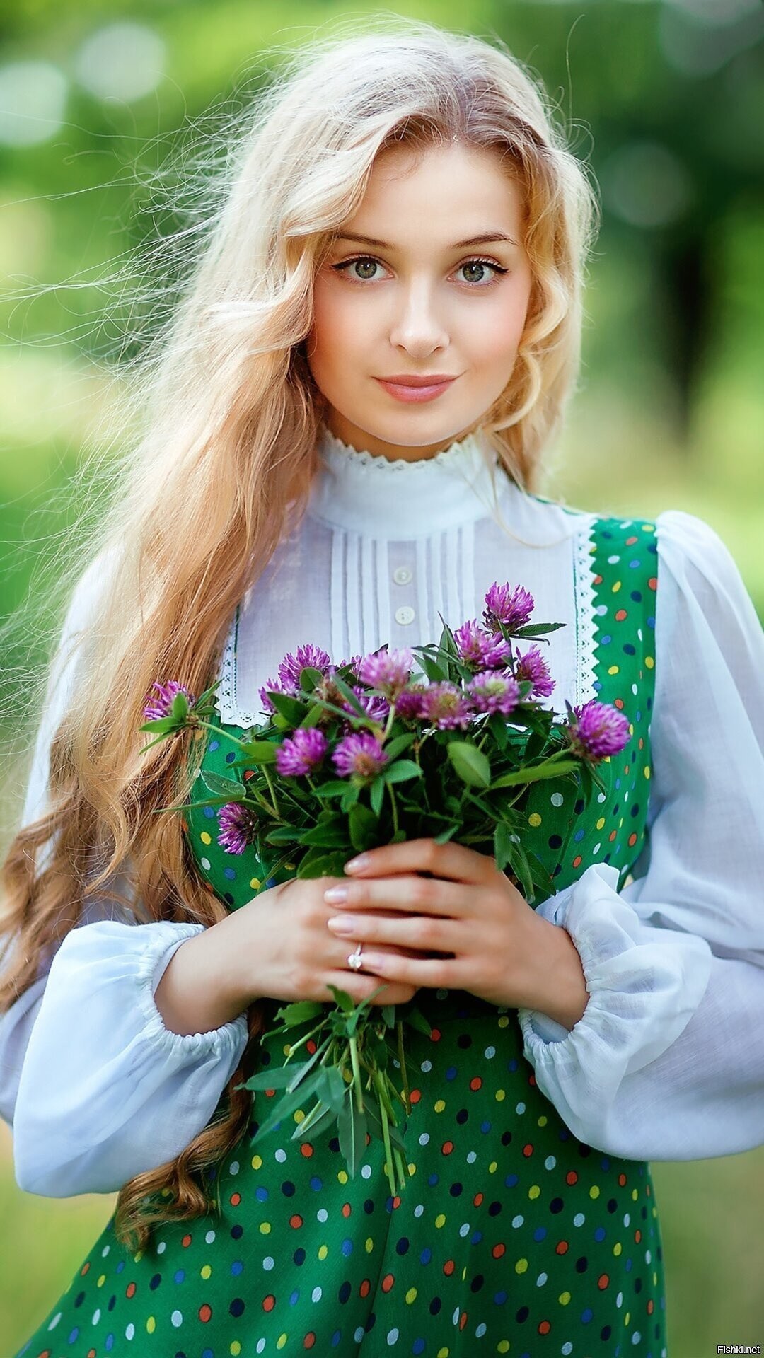 Girls in Slavic costumes in Memphis